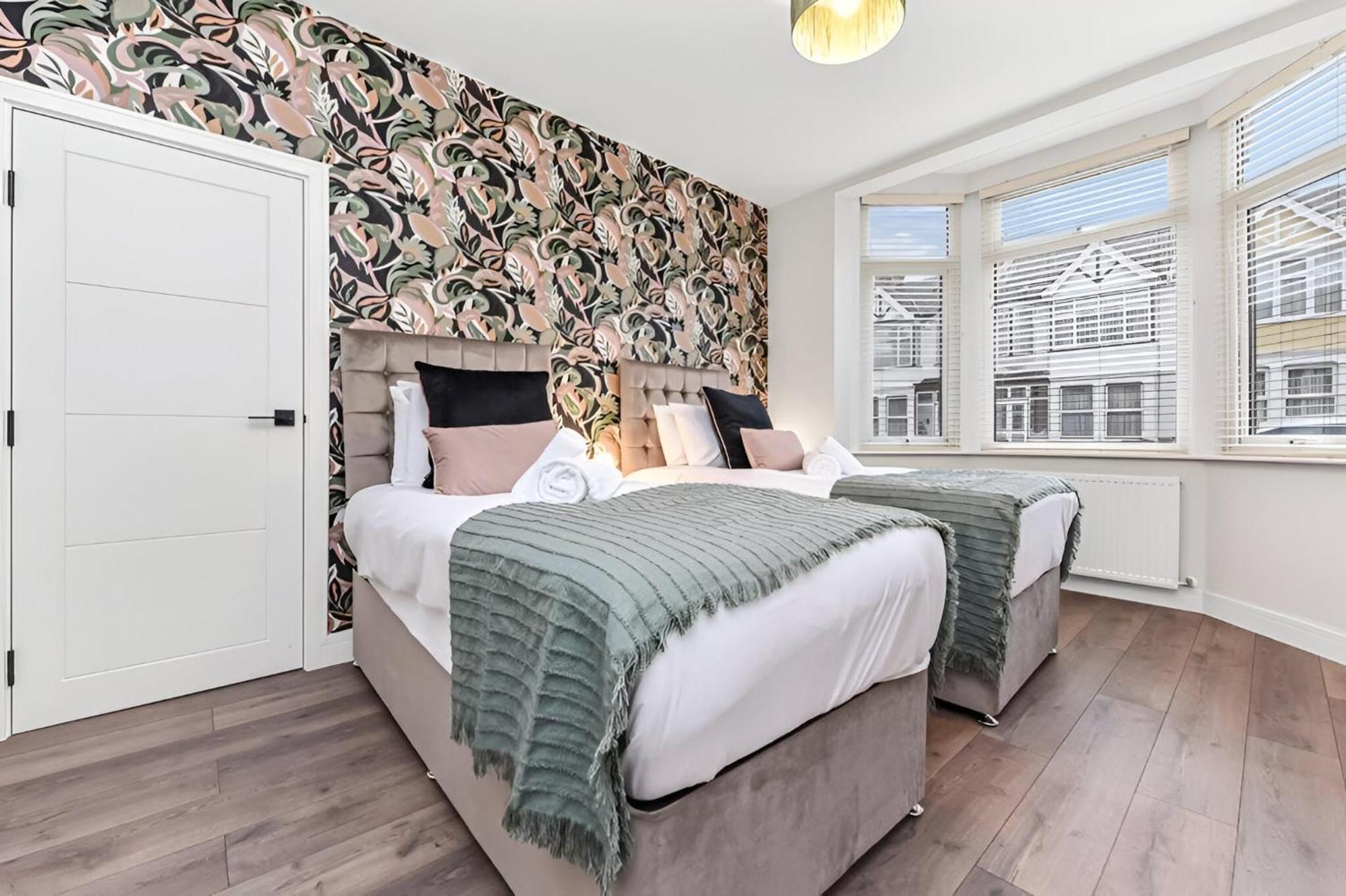 Apartment Hip & Happening 4br Urban Gem For Large Groups