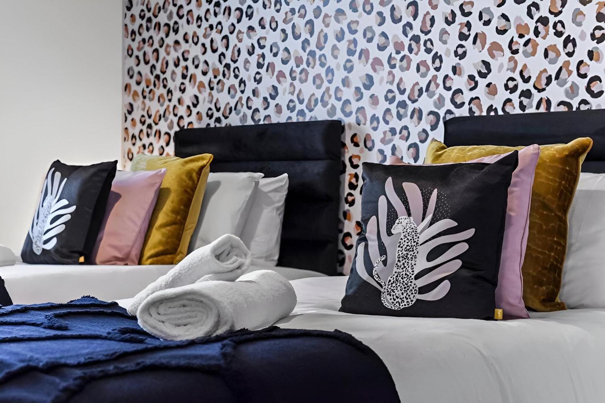 Apartment Hip & Happening 4br Urban Gem For Large Groups