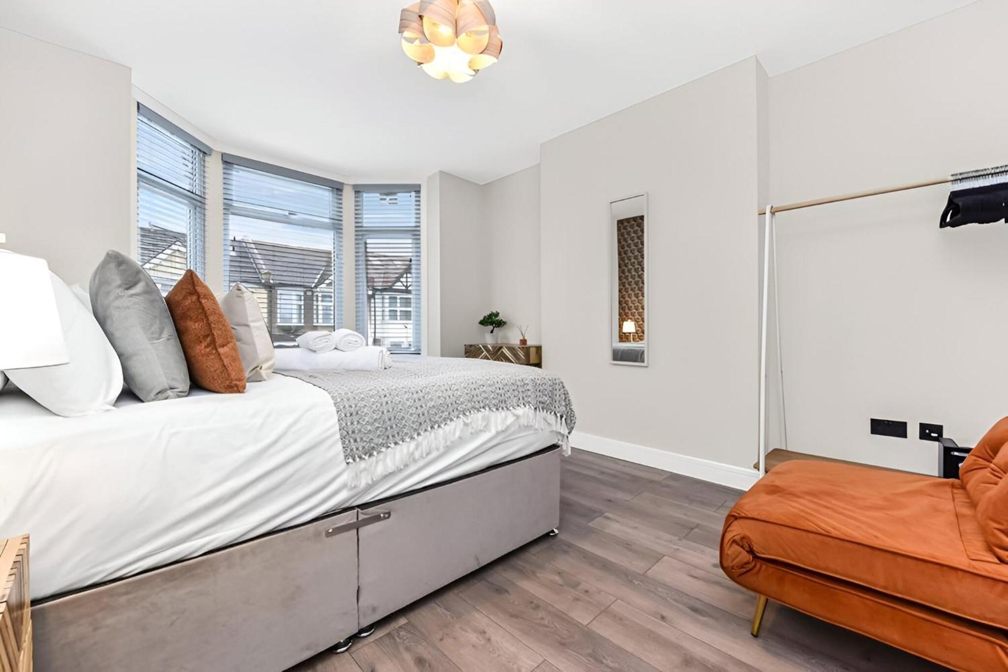 Hip & Happening 4br Urban Gem For Large Groups *