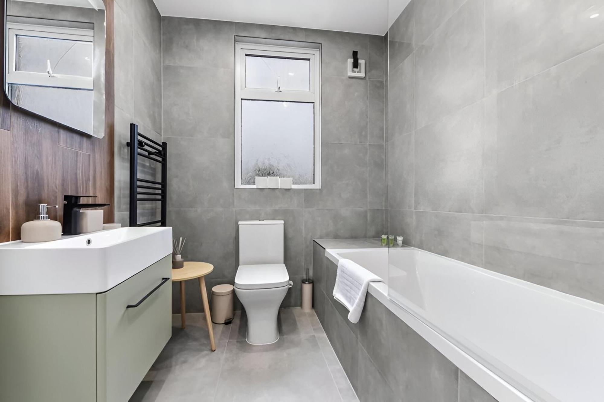 Hip & Happening 4br Urban Gem For Large Groups Harrow