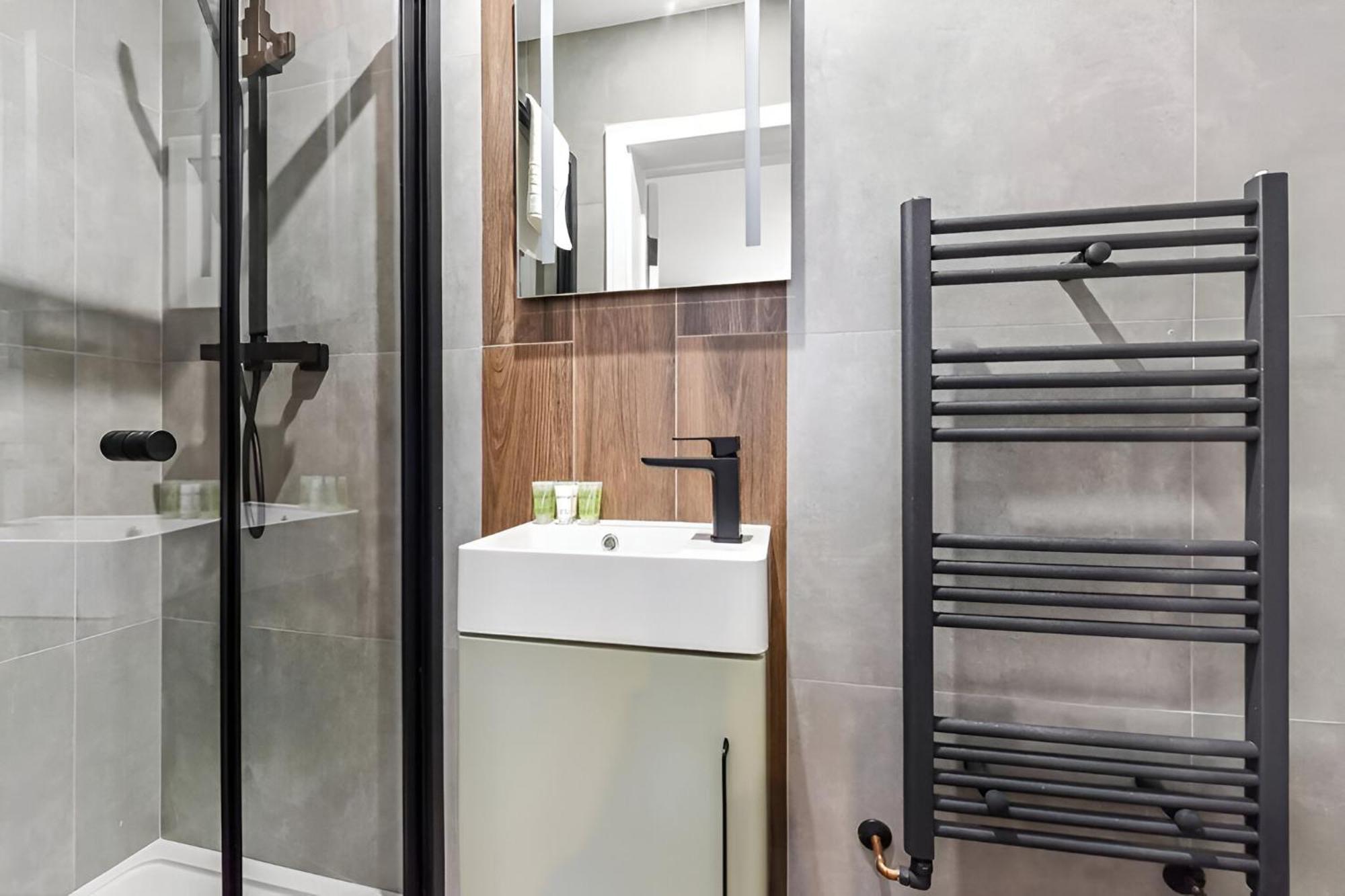 Hip & Happening 4br Urban Gem For Large Groups Harrow